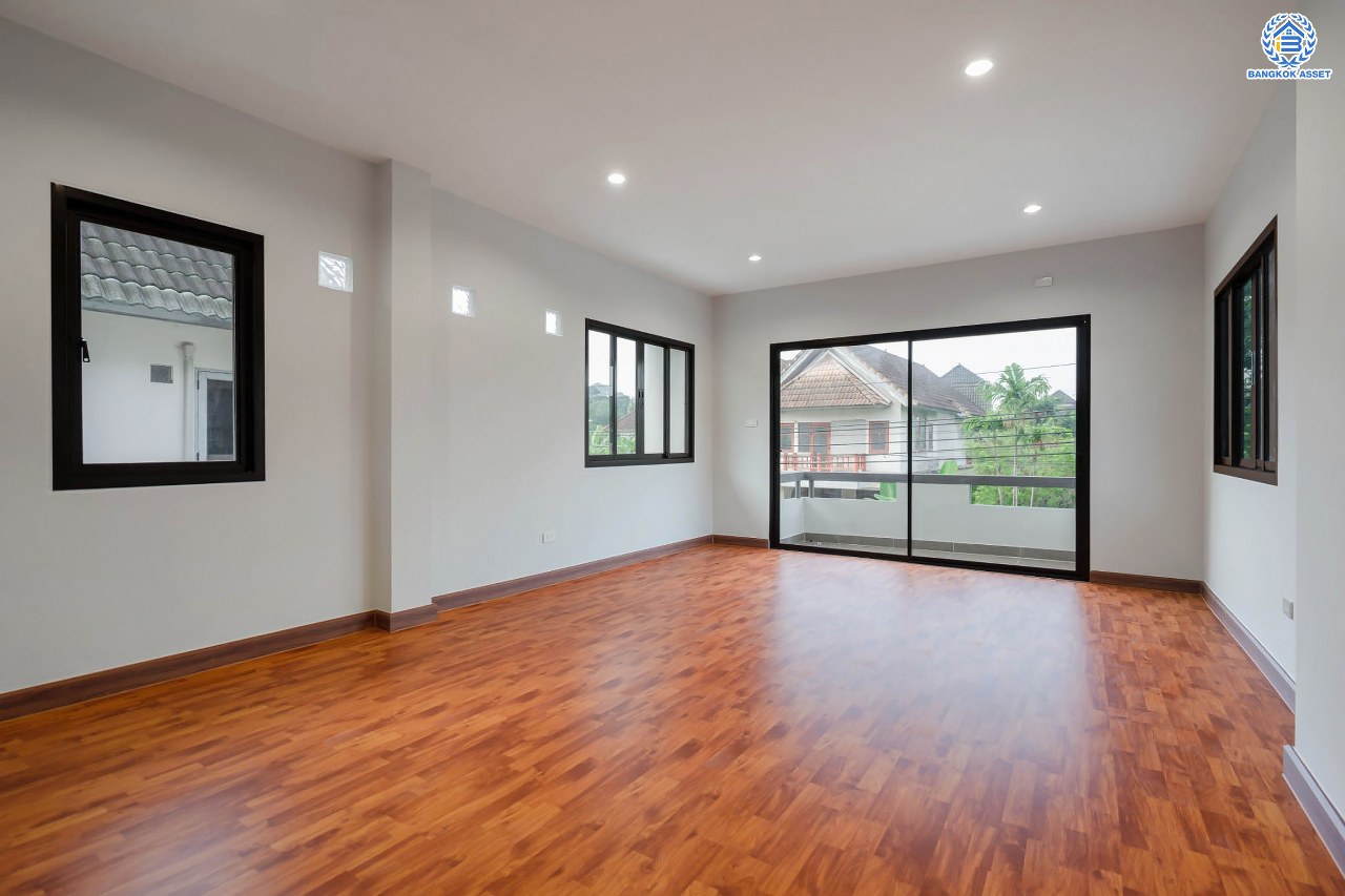 บ้านมือสองตกแต่งใหม่ ม.เนเบอร์โฮม วัชรพล เนื้อที่ 68 ตร.ว. ฟังก์ชัน 3 ห้องนอน 4 ห้องน้ำ 1 ห้องแม่บ้าน จอดรถได้ 2 คัน บนทำเลเชื่อมต่อหลายเส้นทาง ทั้ง ถนนสุขาภิบาล5 ถนนสายไหม และถนนรามอินทรา ใกล้ทางด่วน "ฉลองรัช" และรถไฟฟ้าสายสีเขียว "สถานีสายหยุด"